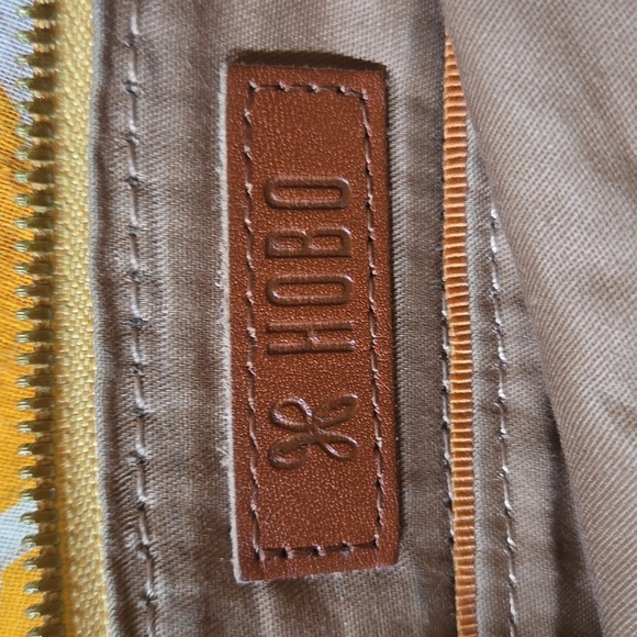 HOBO Darcy Convertible Wristlet - Picture 4 of 16